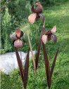 Edelrost Iris mit Goldverzierung und Blättern auf Stab u. Platte